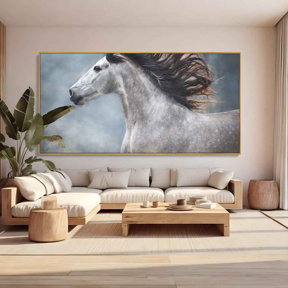 Tablou canvas cu tablou canvas cu armasar in miscare, in rama de aluminiu auriu, pe perete intr-un living