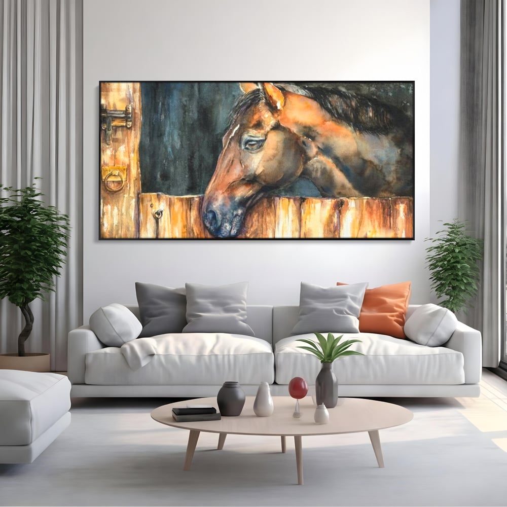 Tablou canvas cu pictura cu un cal brun in hambar, in rama de aluminiu negru, pe perete intr-un living