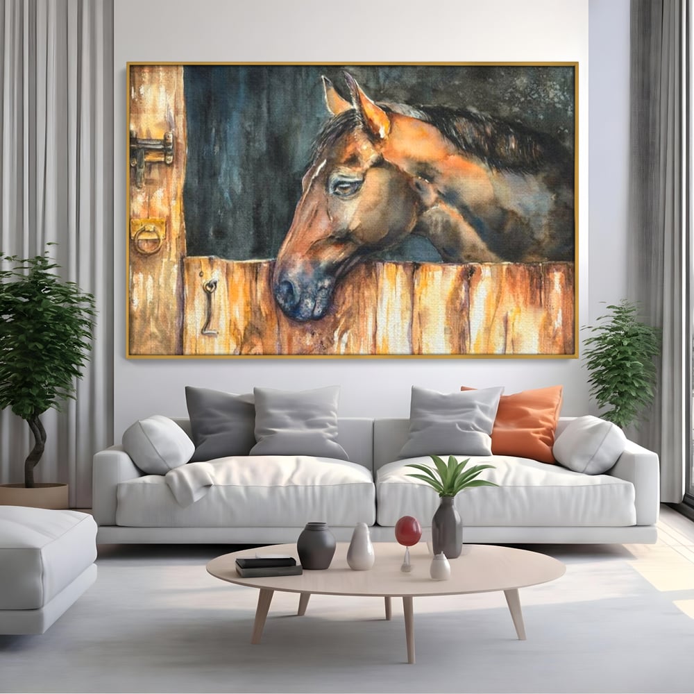 Tablou canvas cu pictura cu un cal brun in hambar, in rama de aluminiu auriu, pe perete intr-un living