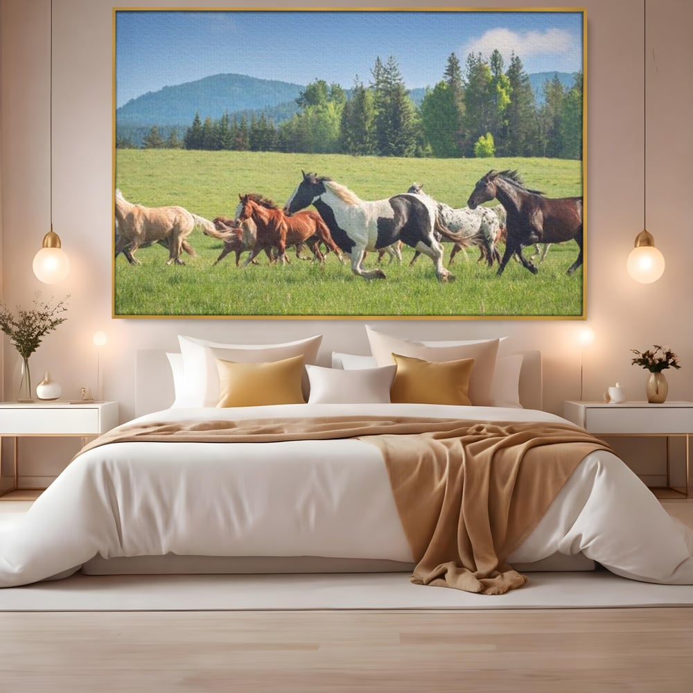 Tablou canvas cu grup de cai care galopeaza pe pajiste, in rama de aluminiu auriu, pe perete intr-un dormitor