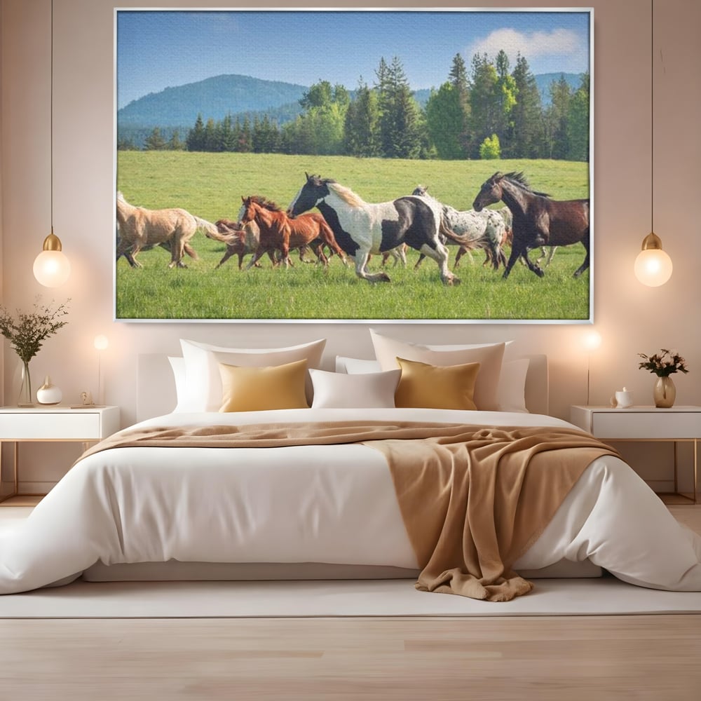 Tablou canvas cu grup de cai care galopeaza pe pajiste, in rama de aluminiu argintiu, pe perete intr-un dormitor
