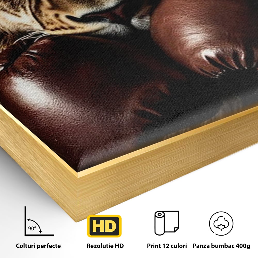 Detaliu al suprafetei: tablou canvas cu leu si manusi de box, in rama de aluminiu auriu