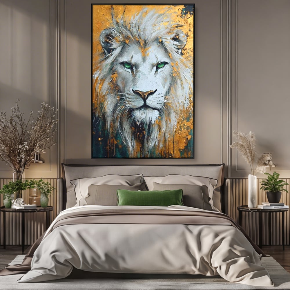 Tablou canvas cu tablou canvas cu leu alb si ochi verzi, in rama de aluminiu negru, pe perete intr-un dormitor