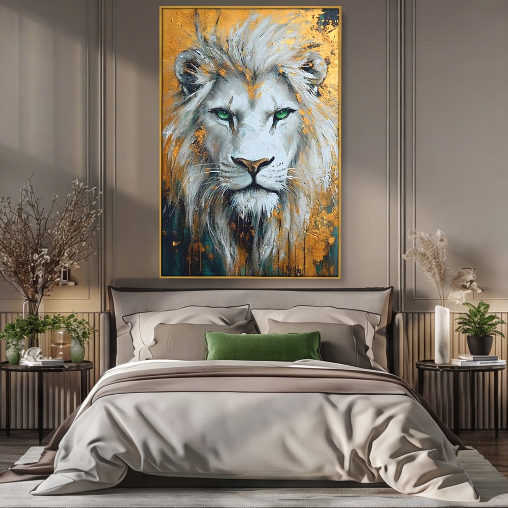 Tablou canvas cu tablou canvas cu leu alb si ochi verzi, in rama de aluminiu auriu, pe perete intr-un dormitor