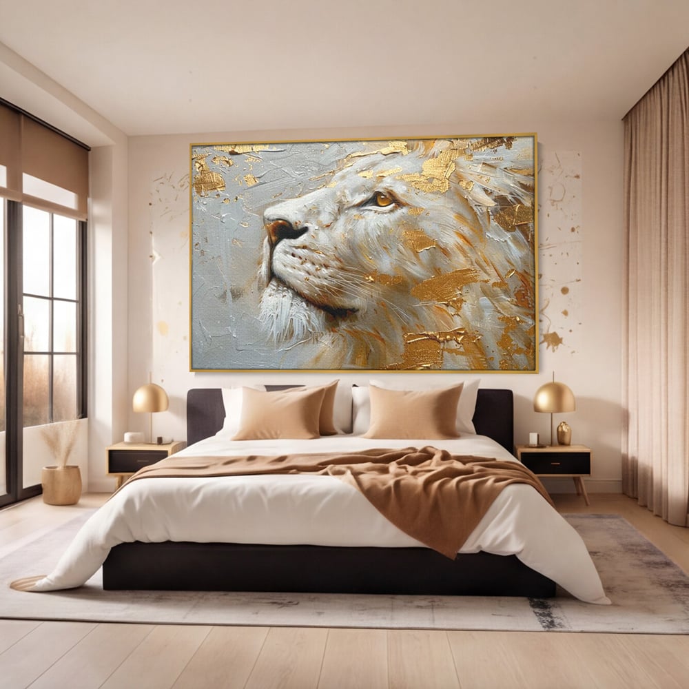 Tablou canvas cu pictura cu profil de leu alb si auriu, in rama de aluminiu auriu, pe perete intr-un dormitor