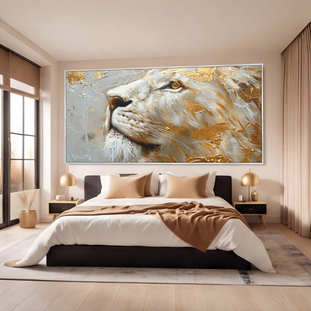 Tablou canvas cu pictura cu profil de leu alb si auriu, in rama de aluminiu argintiu, pe perete intr-un dormitor