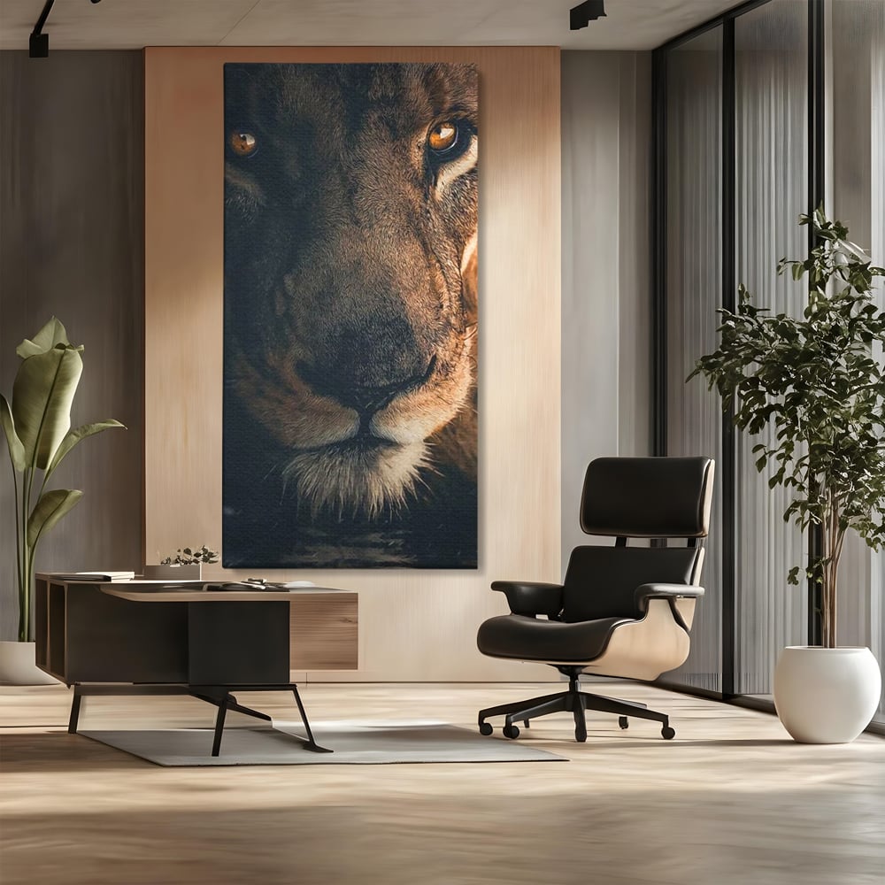 Tablou canvas cu tablou canvas cu prim-plan portret de leu, fara rama, pe sasiu de lemn, pe perete intr-un birou