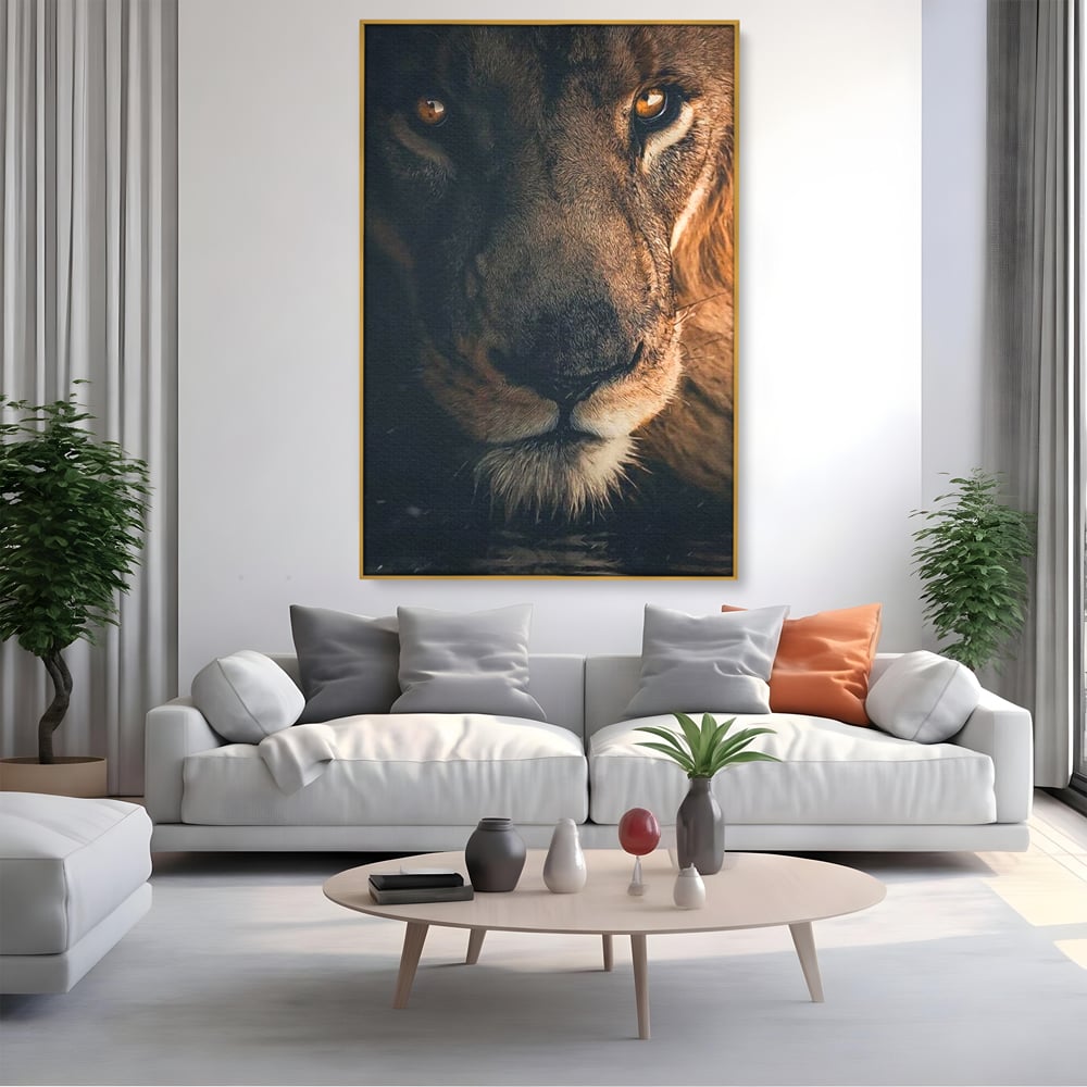 Tablou canvas cu tablou canvas cu prim-plan portret de leu, in rama de aluminiu auriu, pe perete intr-un living