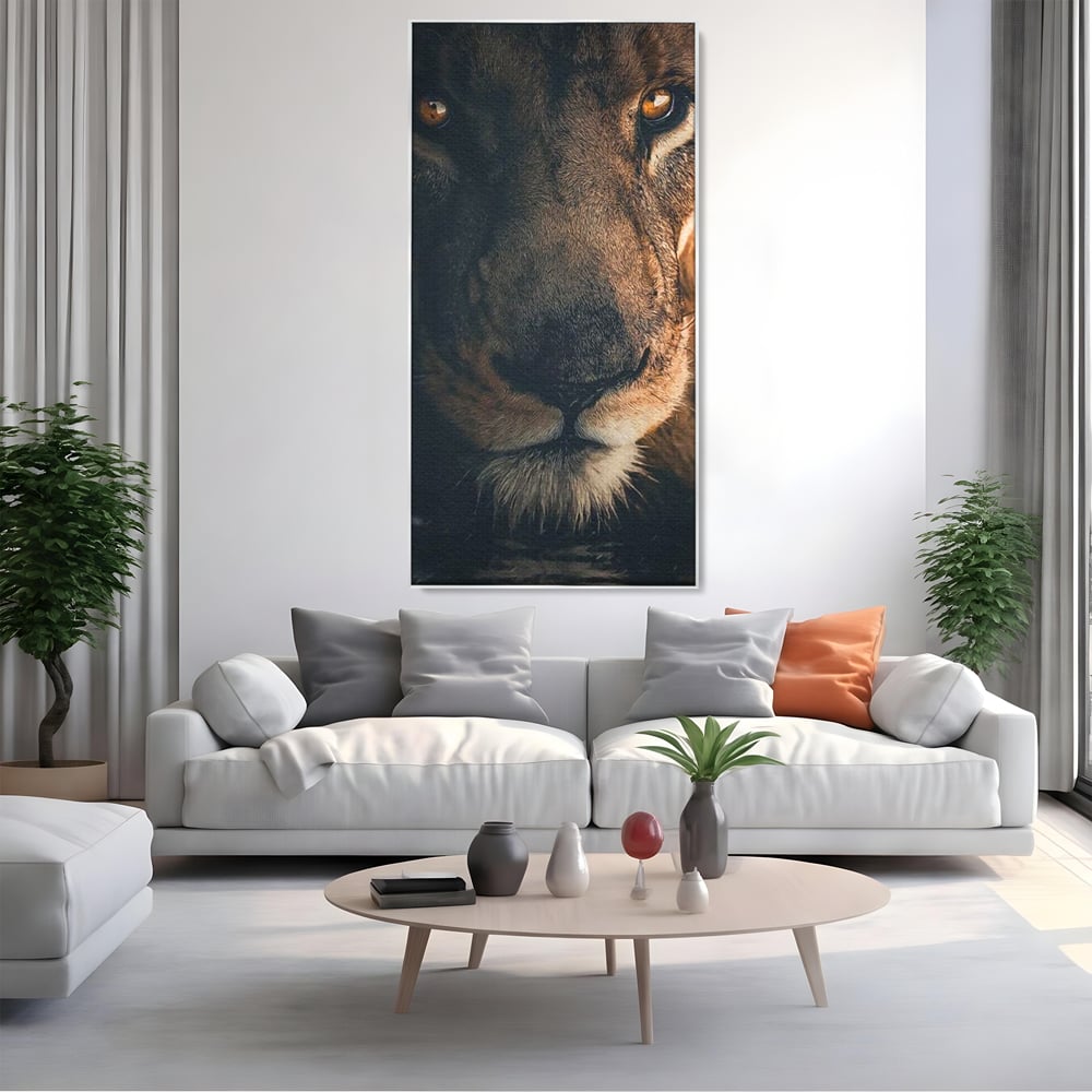 Tablou canvas cu tablou canvas cu prim-plan portret de leu, in rama de aluminiu argintiu, pe perete intr-un living