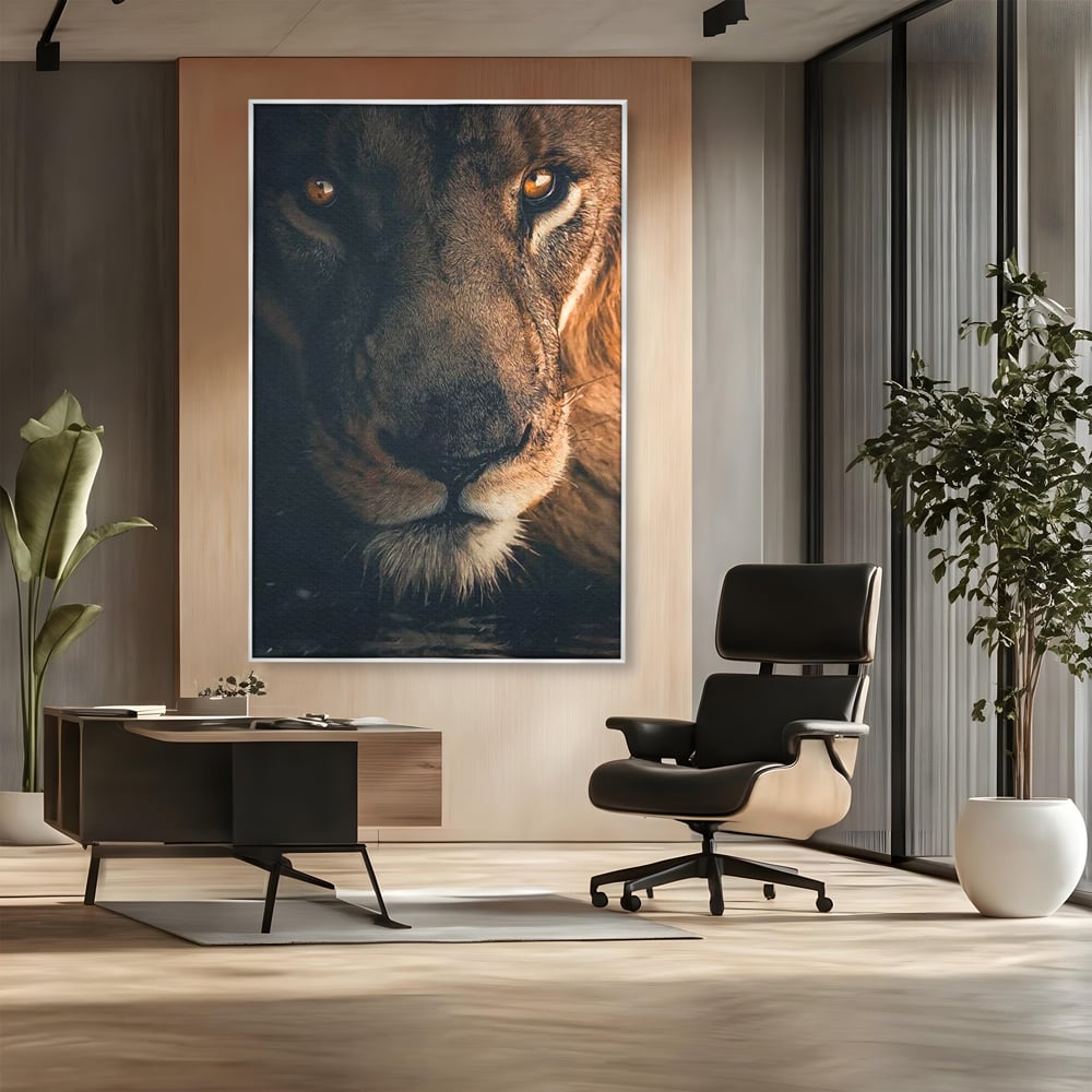 Tablou canvas cu tablou canvas cu prim-plan portret de leu, in rama de aluminiu argintiu, pe perete intr-un birou
