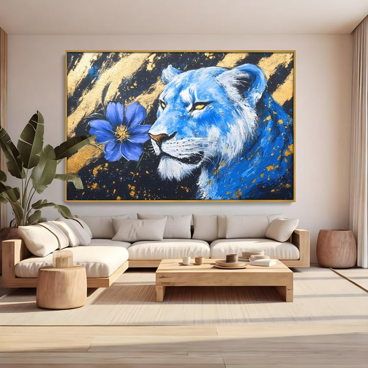Tablou canvas cu tablou canvas cu leoaica albastra si floare, in rama de aluminiu auriu, pe perete intr-un living