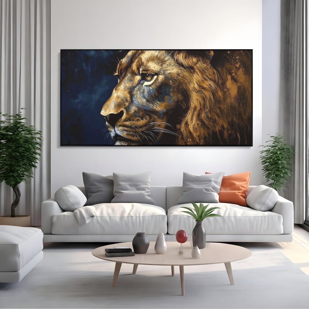 Tablou canvas cu tablou canvas cu leu in profil, in rama de aluminiu negru, pe perete intr-un living
