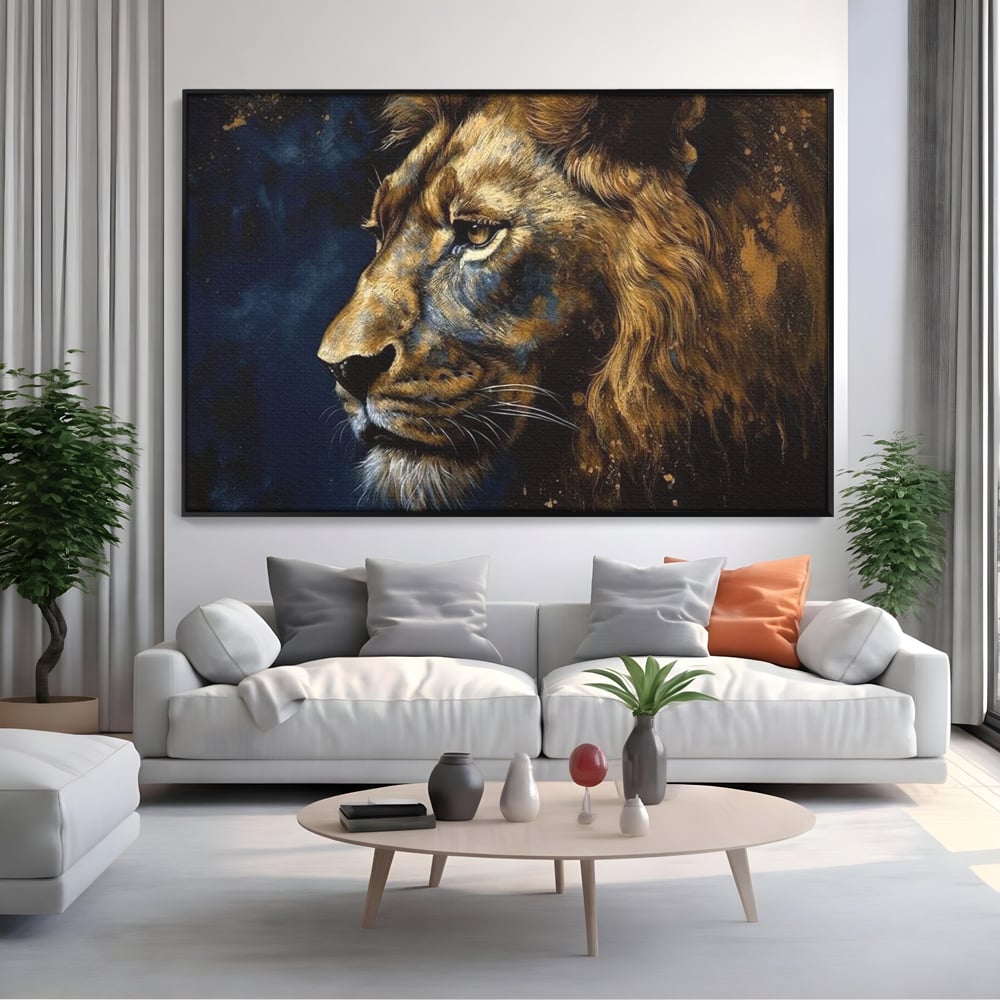 Tablou canvas cu tablou canvas cu leu in profil, in rama de aluminiu negru, pe perete intr-un living