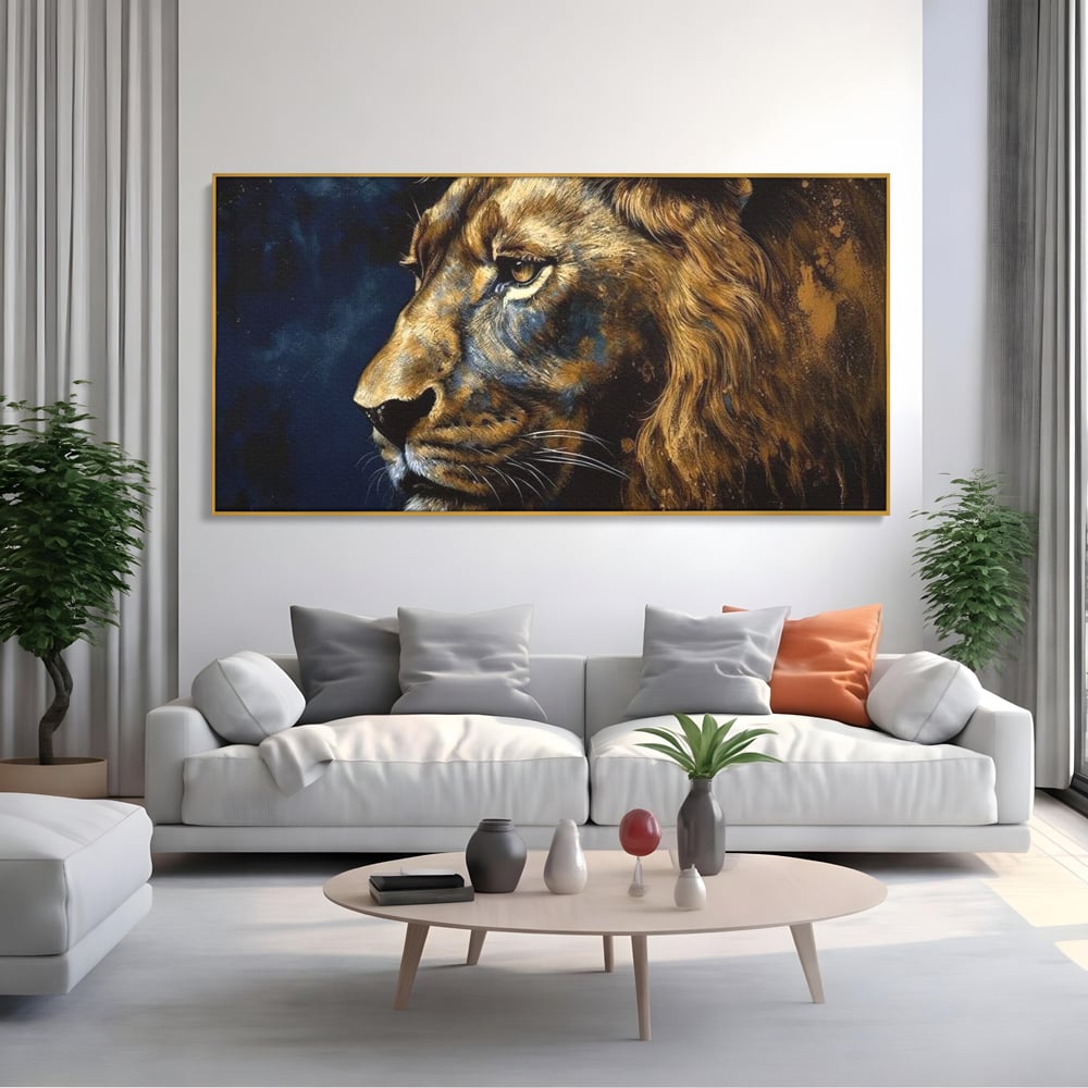 Tablou canvas cu tablou canvas cu leu in profil, in rama de aluminiu auriu, pe perete intr-un living