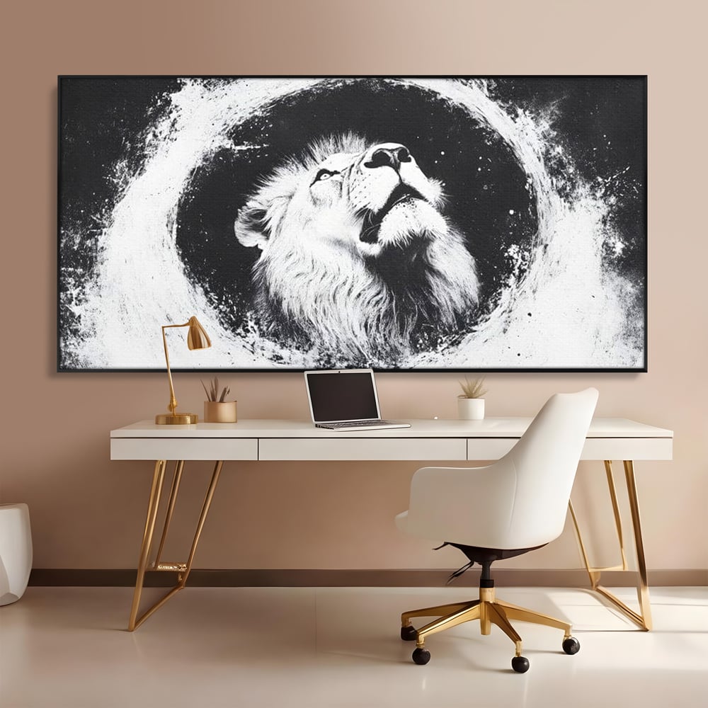 Tablou canvas cu tablou canvas cu leu alb si negru, in rama de aluminiu negru, pe perete intr-un birou