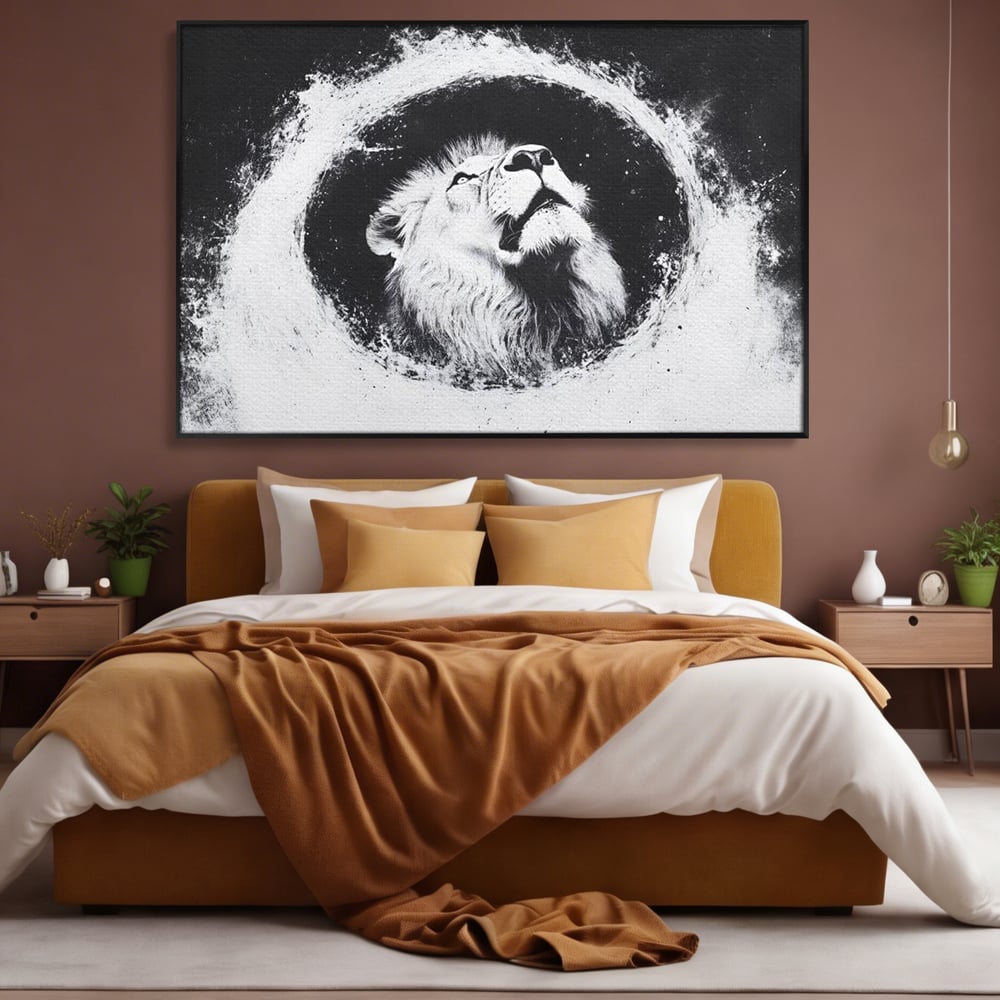 Tablou canvas cu tablou canvas cu leu alb si negru, in rama de aluminiu negru, pe perete intr-un dormitor