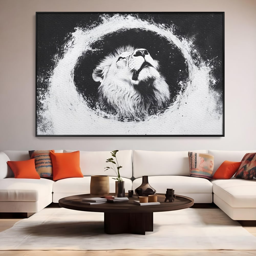 Tablou canvas cu tablou canvas cu leu alb si negru, in rama de aluminiu negru, pe perete intr-un living