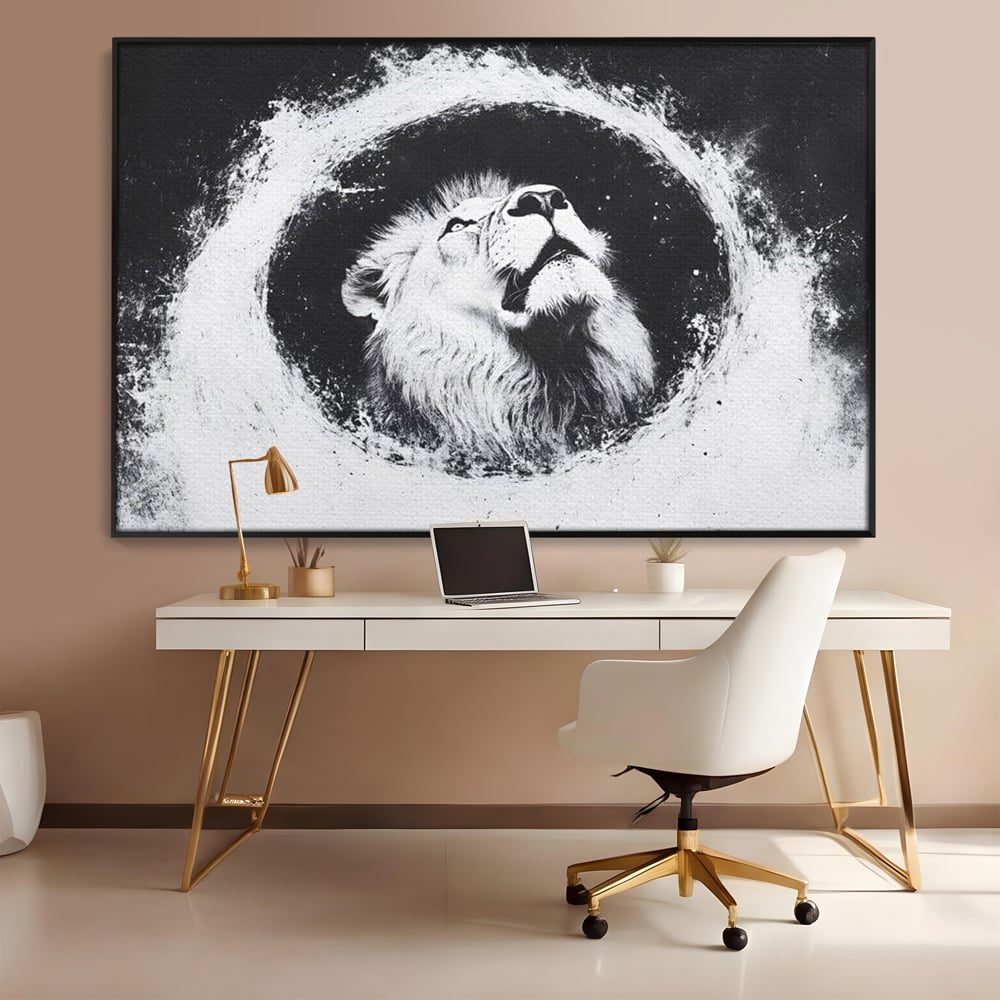 Tablou canvas cu tablou canvas cu leu alb si negru, in rama de aluminiu negru, pe perete intr-un birou