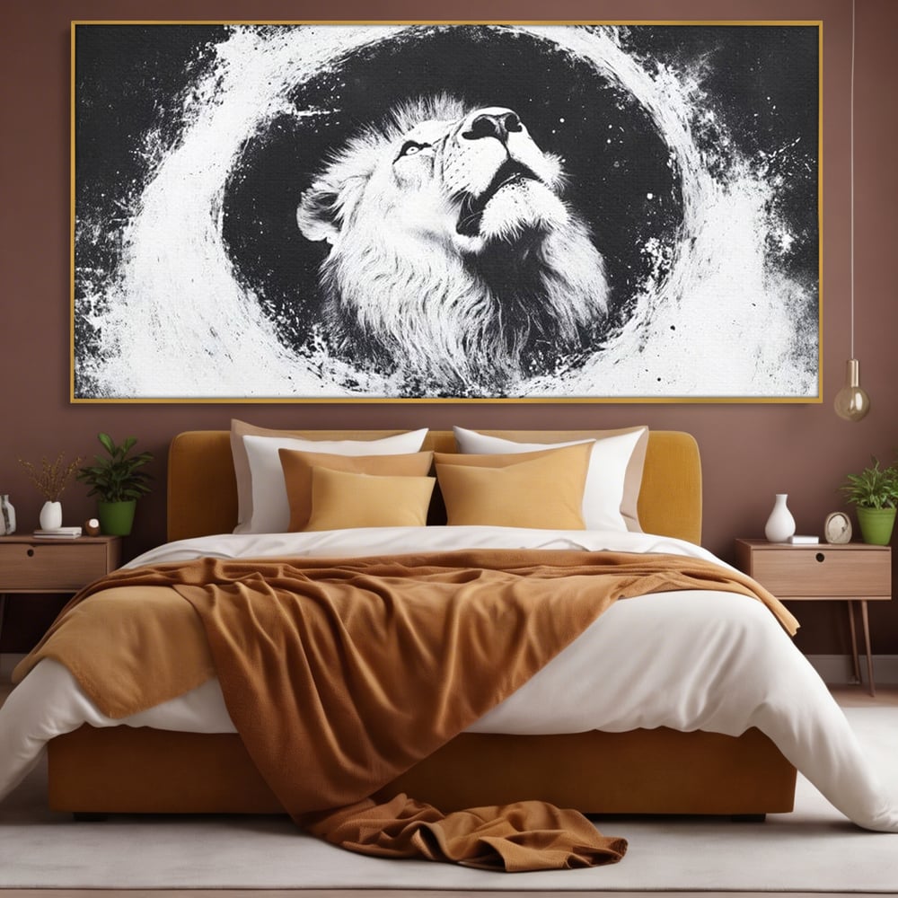 Tablou canvas cu tablou canvas cu leu alb si negru, in rama de aluminiu auriu, pe perete intr-un dormitor