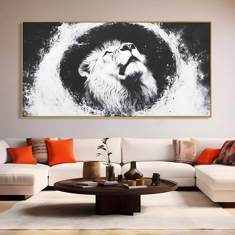 Tablou canvas cu tablou canvas cu leu alb si negru, in rama de aluminiu auriu, pe perete intr-un living