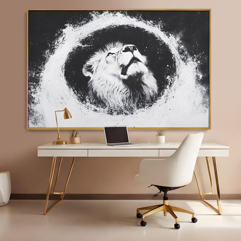 Tablou canvas cu tablou canvas cu leu alb si negru, in rama de aluminiu auriu, pe perete intr-un birou