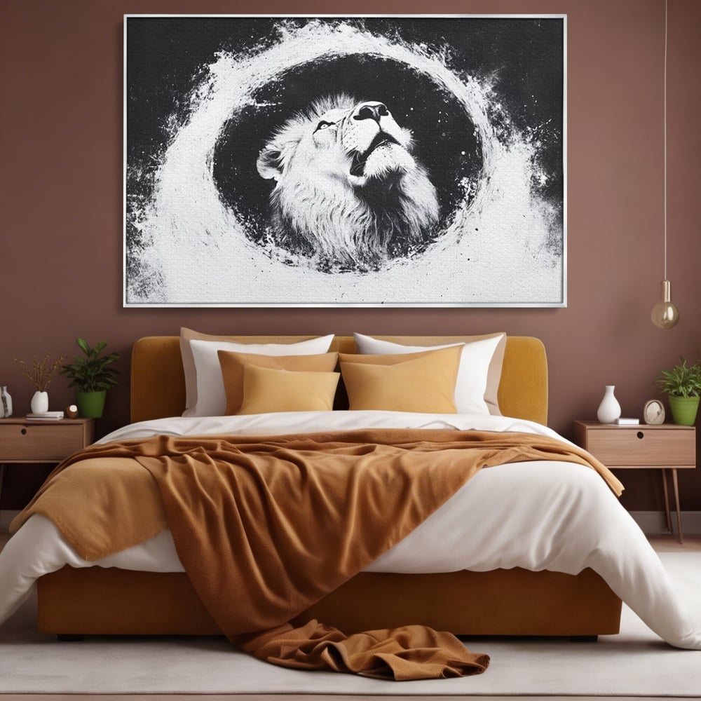 Tablou canvas cu tablou canvas cu leu alb si negru, in rama de aluminiu argintiu, pe perete intr-un dormitor