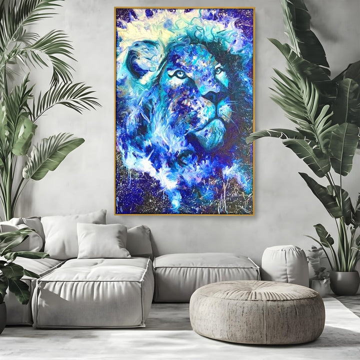 Tablou canvas cu tablou canvas cu leu albastru cosmic, in rama de aluminiu auriu, pe perete intr-un living