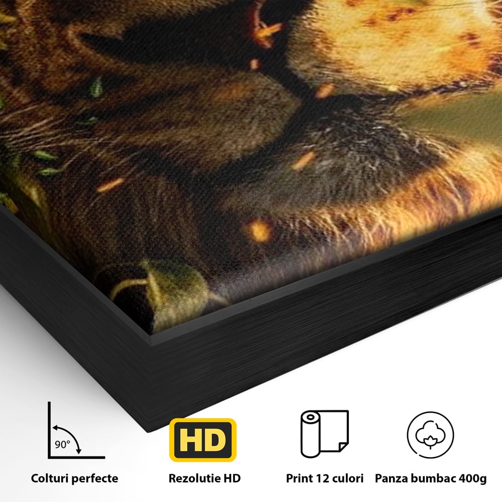 Detaliu al suprafetei: tablou canvas cu leu mascat in frunzis, in rama de aluminiu negru