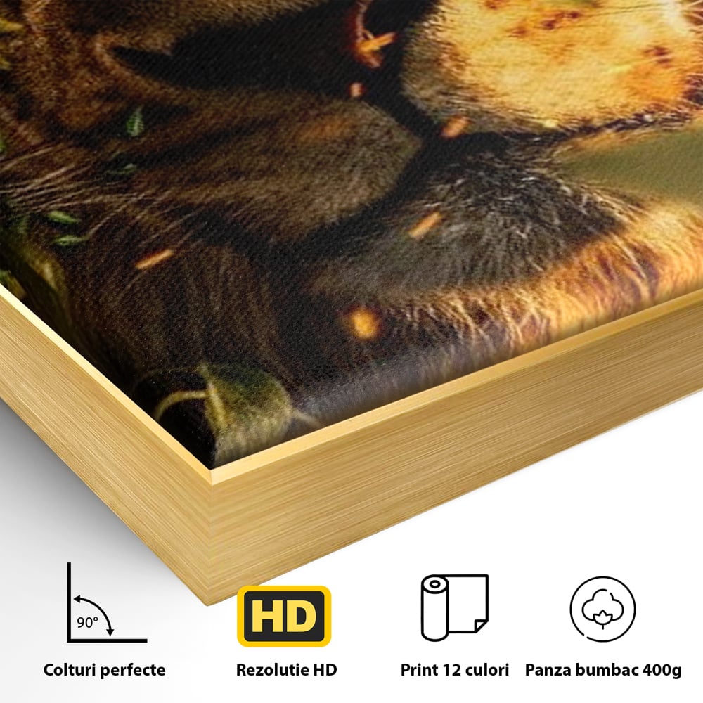 Detaliu al suprafetei: tablou canvas cu leu mascat in frunzis, in rama de aluminiu auriu