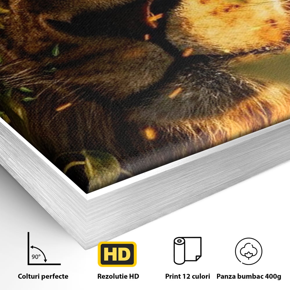 Detaliu al suprafetei: tablou canvas cu leu mascat in frunzis, in rama de aluminiu argintiu