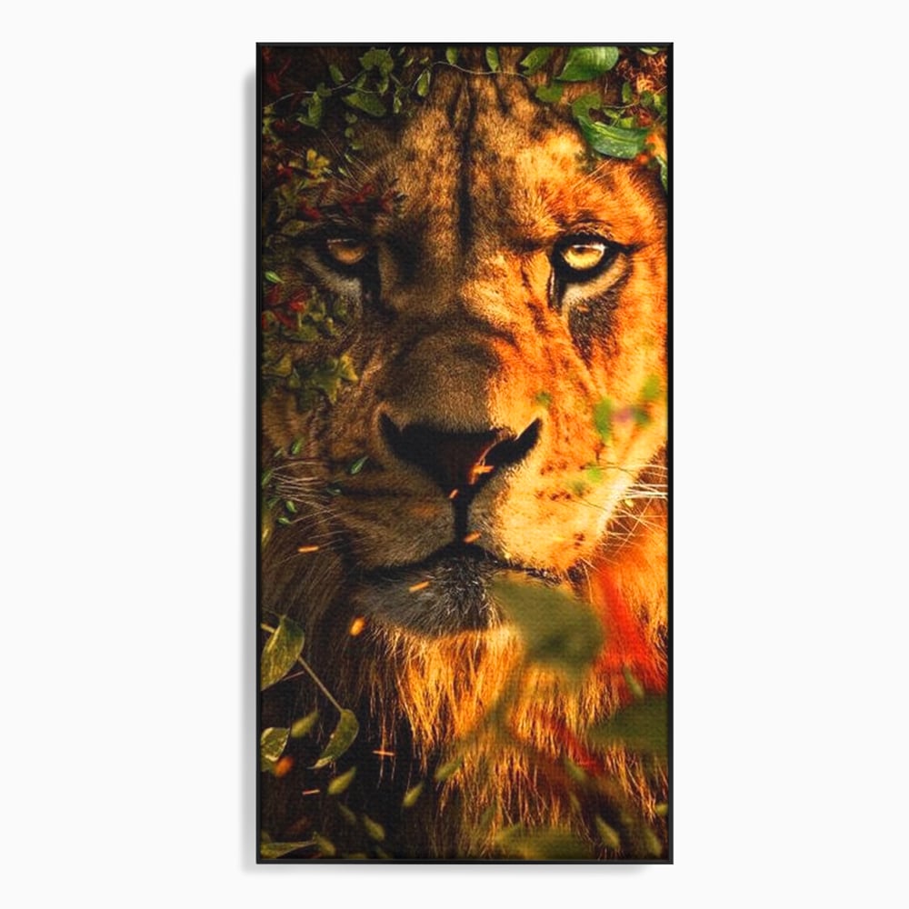 Tablou canvas cu tablou canvas cu leu mascat in frunzis, in rama de aluminiu negru