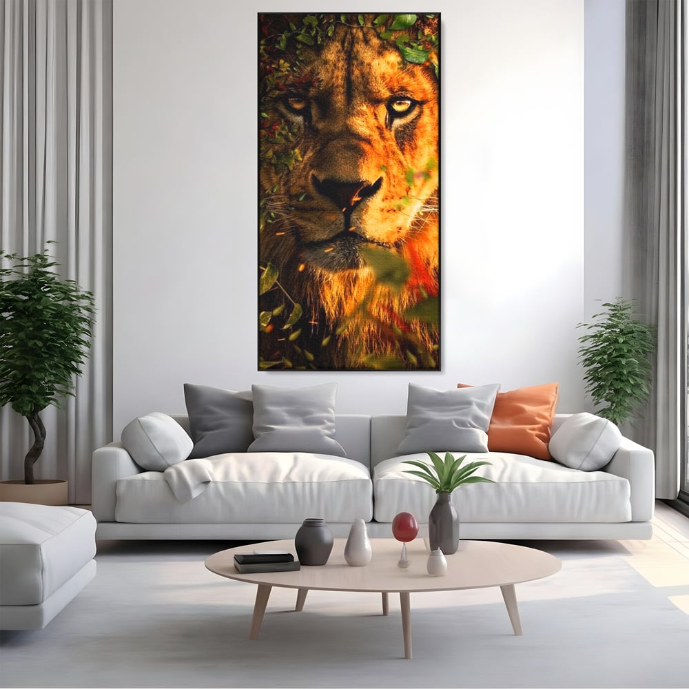 Tablou canvas cu tablou canvas cu leu mascat in frunzis, in rama de aluminiu negru, pe perete intr-un living
