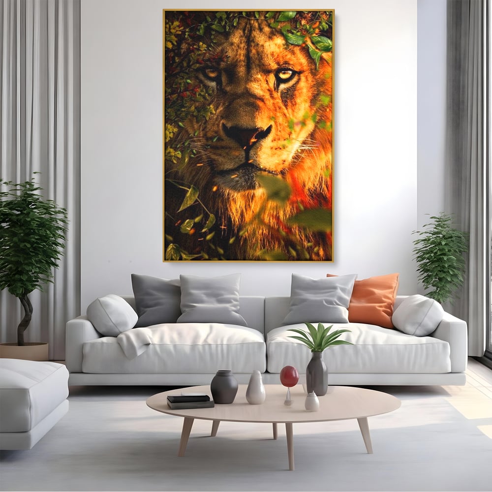 Tablou canvas cu tablou canvas cu leu mascat in frunzis, in rama de aluminiu auriu, pe perete intr-un living
