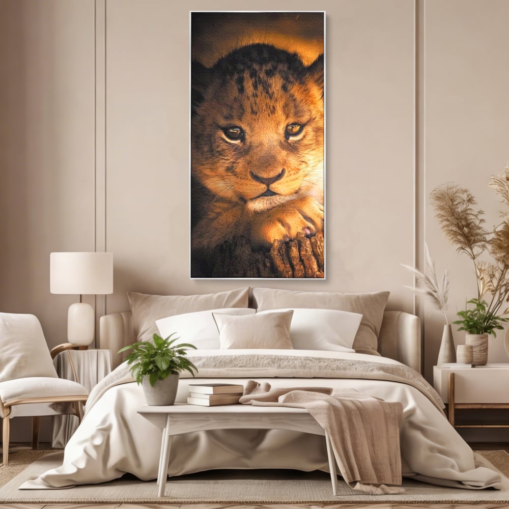 Tablou canvas cu tablou canvas cu portret de pui de leu, in rama de aluminiu argintiu, pe perete intr-un dormitor