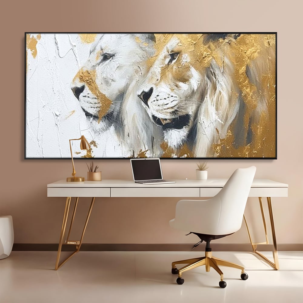 Tablou canvas cu tablou canvas cu doi lei si accente aurii, in rama de aluminiu negru, pe perete intr-un birou