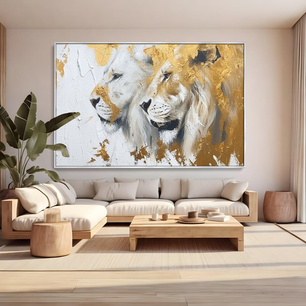 Tablou canvas cu tablou canvas cu doi lei si accente aurii, in rama de aluminiu argintiu, pe perete intr-un living