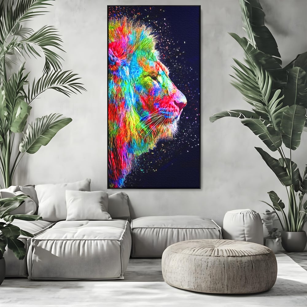 Tablou canvas cu tablou canvas cu profil de leu multicolor, in rama de aluminiu negru, pe perete intr-un living