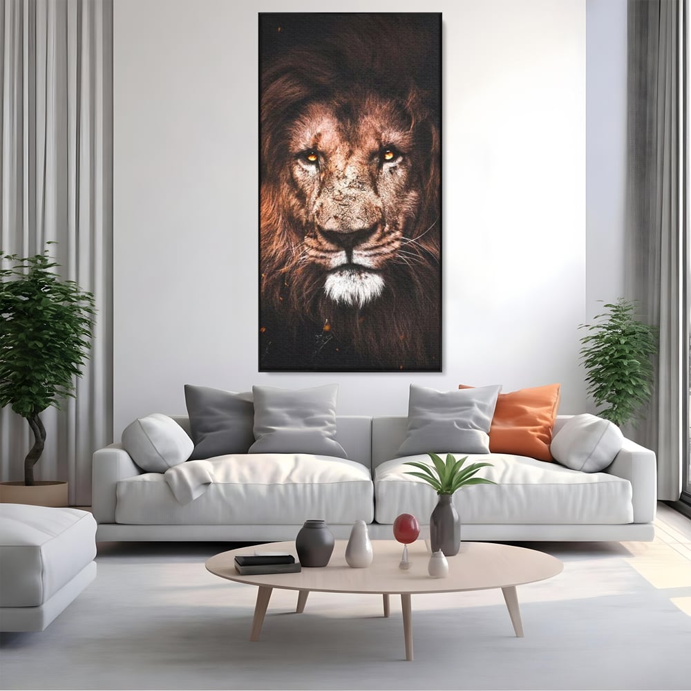 Tablou canvas cu tablou canvas cu leu, in rama de aluminiu negru, pe perete intr-un living