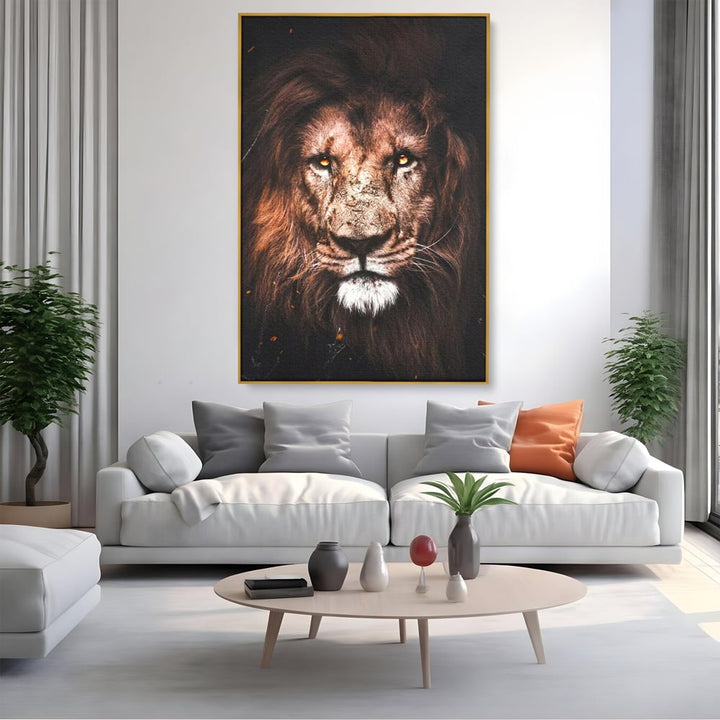 Tablou canvas cu tablou canvas cu leu, in rama de aluminiu auriu, pe perete intr-un living