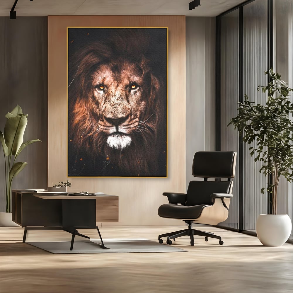 Tablou canvas cu tablou canvas cu leu, in rama de aluminiu auriu, pe perete intr-un birou