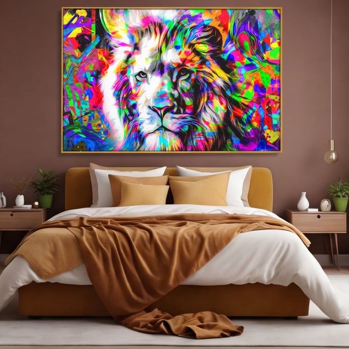 Tablou canvas cu tablou canvas cu leu in culori neon, in rama de aluminiu auriu, pe perete intr-un dormitor