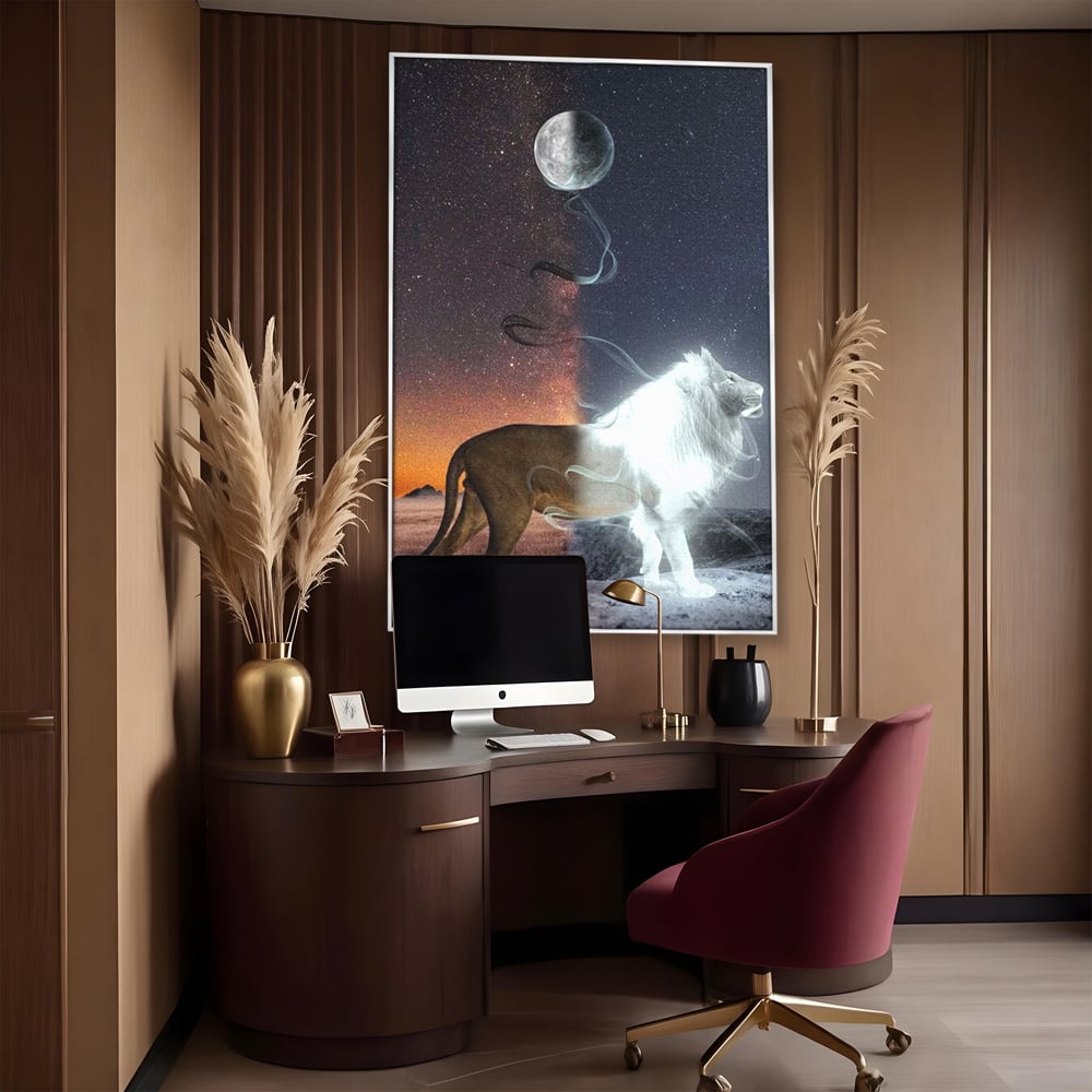 Tablou canvas cu tablou canvas cu leu si luna, in rama de aluminiu argintiu, pe perete intr-un birou
