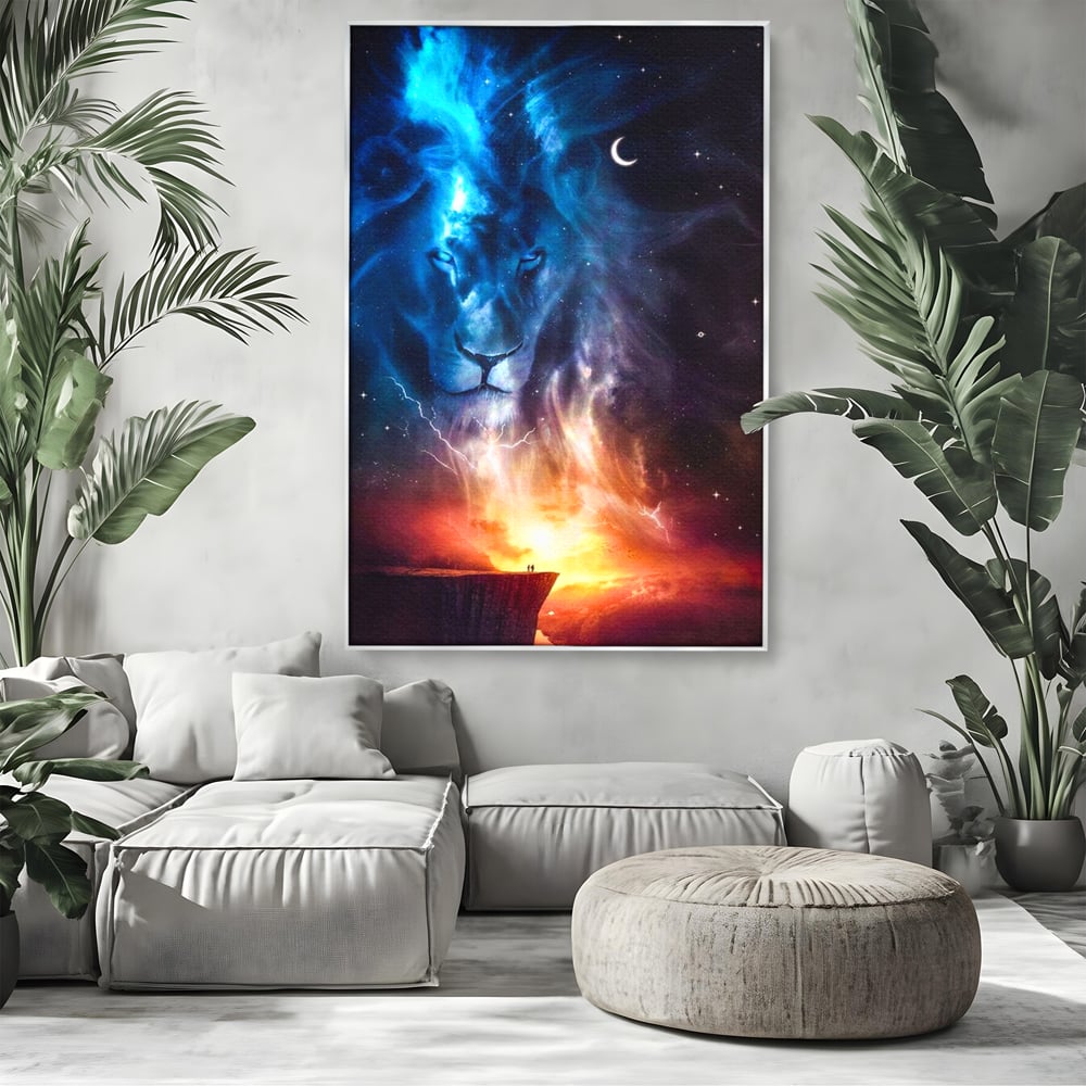 Tablou canvas cu tablou canvas cu leu in univers, in rama de aluminiu argintiu, pe perete intr-un living
