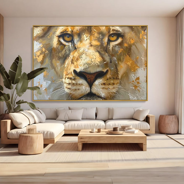 Tablou canvas cu tablou canvas cu prim-plan de leu, in rama de aluminiu auriu, pe perete intr-un living