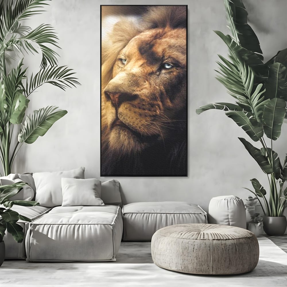 Tablou canvas cu tablou canvas cu chip de leu, in rama de aluminiu negru, pe perete intr-un living