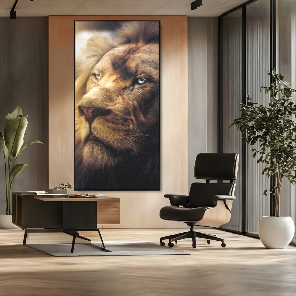 Tablou canvas cu tablou canvas cu chip de leu, in rama de aluminiu negru, pe perete intr-un birou