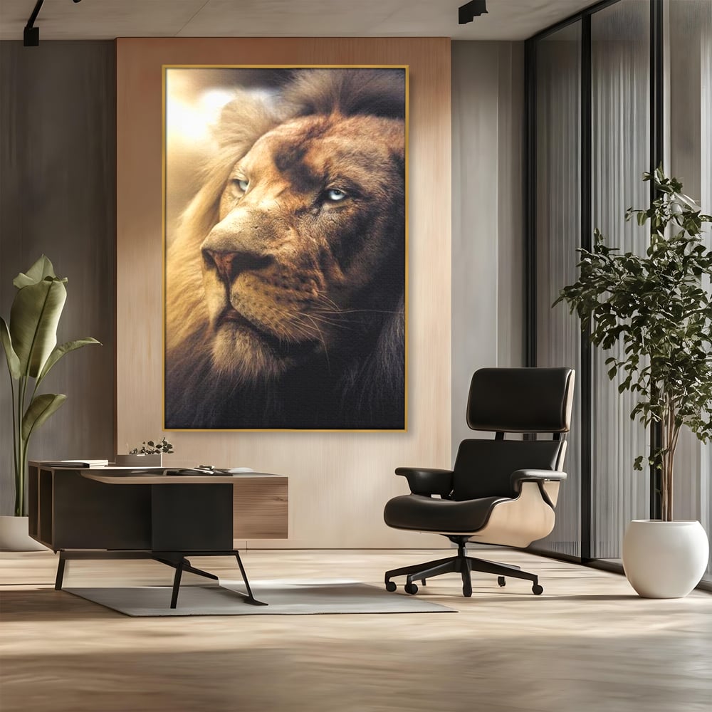 Tablou canvas cu tablou canvas cu chip de leu, in rama de aluminiu auriu, pe perete intr-un birou