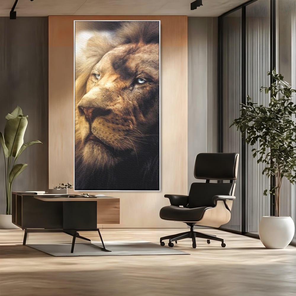 Tablou canvas cu tablou canvas cu chip de leu, in rama de aluminiu argintiu, pe perete intr-un birou