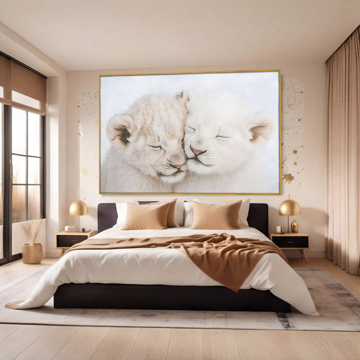Tablou canvas cu doi pui de leu dormind imbratisati, in rama de aluminiu auriu, pe perete intr-un dormitor