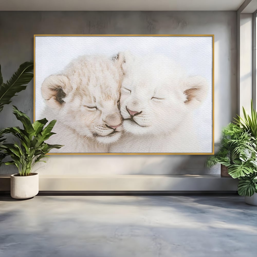 Tablou canvas cu doi pui de leu dormind imbratisati, in rama de aluminiu auriu